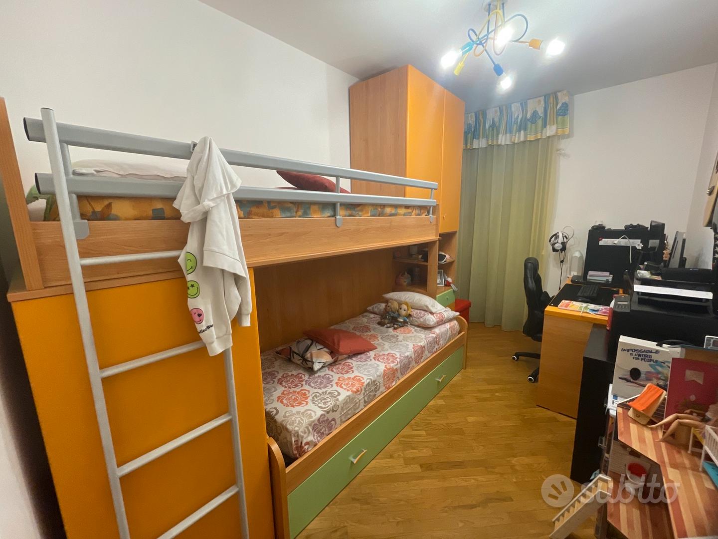 Cameretta con letto a castello e scrivania Arredamento e