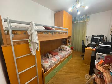Cameretta con letto a castello e scrivania
