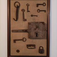 quadro con chiavistelli