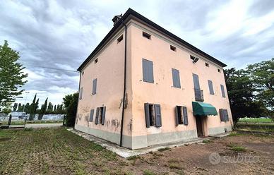 Casa indipendente di 450 m² con più di 5 locali e 