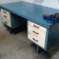 Banco da lavoro con scaffalature