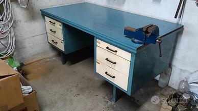 Banco da lavoro con scaffalature