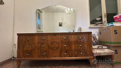 Camera con armadio, comodini, comó e specchio