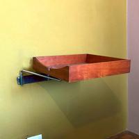 Comodino simpatico di design sospeso e girevole