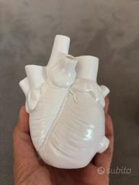 Oggetto decorativo a forma di cuore anatomico