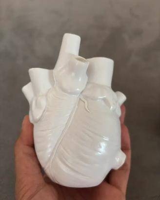 Oggetto decorativo a forma di cuore anatomico