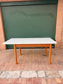 Tavolo da cucina con sedie