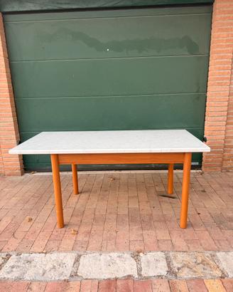 Tavolo da cucina con sedie