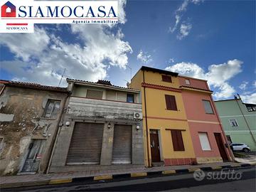 Casa con appartamento e locale commerciale con box