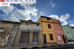 Casa con appartamento, locale commerciale e garage