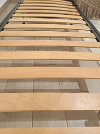 letto singolo con doghe in legno