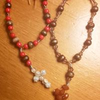 1 Bracciale con perle in legno rosso e croce