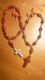 1 Bracciale con perle in legno rosso e croce