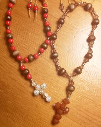 1 Bracciale con perle in legno rosso e croce