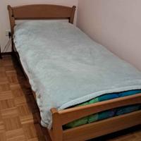 Letto singolo e cassettiera con specchio