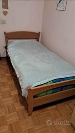 Letto singolo e cassettiera con specchio