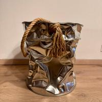 Contenitore di design in metallo