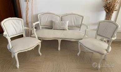 Divano con poltroncine in stile shabby