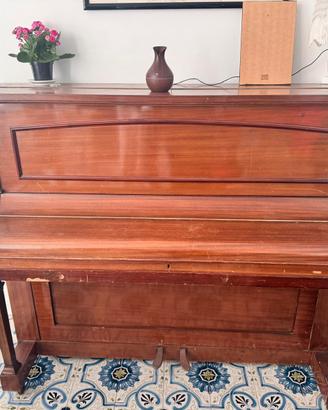 Pianoforte a muro .