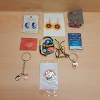 Gioielli nuovi: orecchini, portachiavi, cavigliera