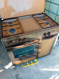 Cucina a gas,  con forno e portabombola Indesit
