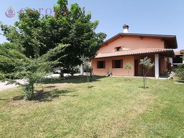 Villetta con travi a vista e ampio giardino