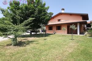 Villetta con travi a vista e ampio giardino