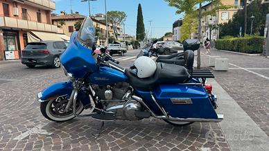 Harley Electra Glide blu elettrico