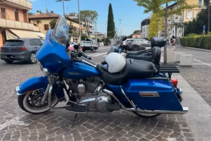 Harley Electra Glide blu elettrico