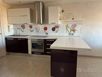 Cucina con penisola lube