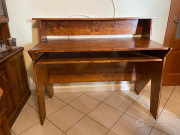 Scrivania/piano da lavoro.