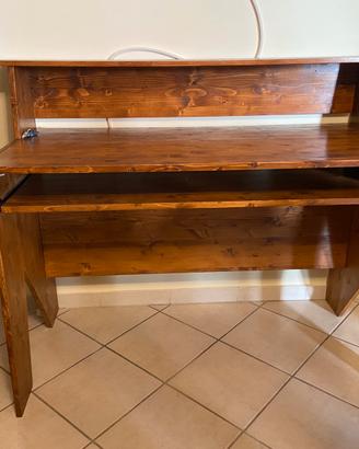 Scrivania/piano da lavoro.