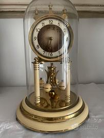 Elegante orologio a torsione