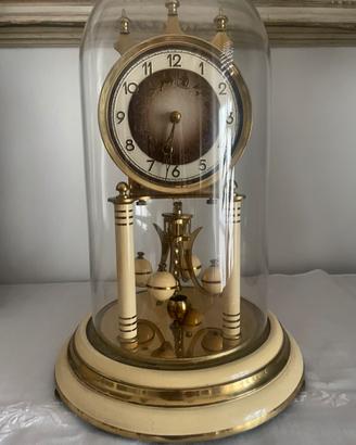 Elegante orologio a torsione