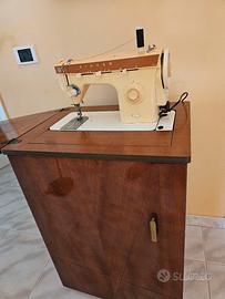 macchina da cucire Singer con mobile