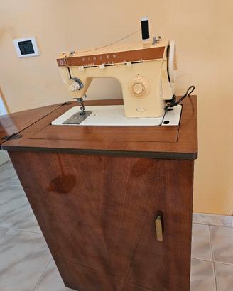 macchina da cucire Singer con mobile