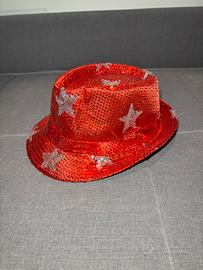 Cappello rosso con paillettes rosse senza difetti