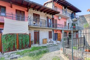 PORZIONE DI CORTE RISTRUTTURATA CON PICCOLA AREA E