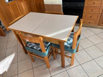 Tavolo e sedie cucina