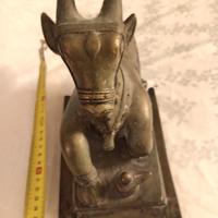 statua mucca sacra 