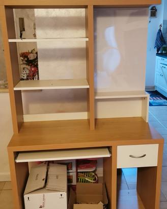 Scrivania con libreria