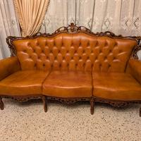 Salotto classico in pelle e legno intagliato