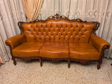Salotto classico in pelle e legno intagliato
