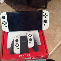 Nintendo Switch OLED bianca + 4 giochi + accessori
