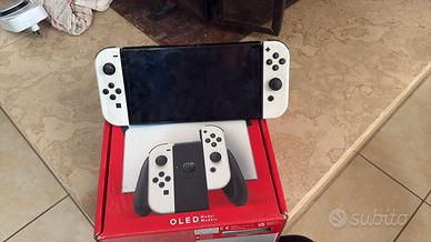 Nintendo Switch OLED bianca + 4 giochi + accessori