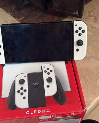 Nintendo Switch OLED bianca + 4 giochi + accessori