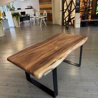 Tavoli in legno di saman e ferro personalizzabili