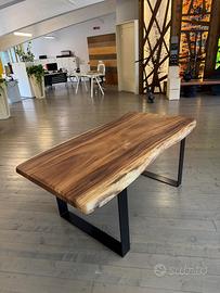 Tavoli in legno di saman e ferro personalizzabili