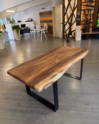 Tavoli in legno di saman e ferro personalizzabili