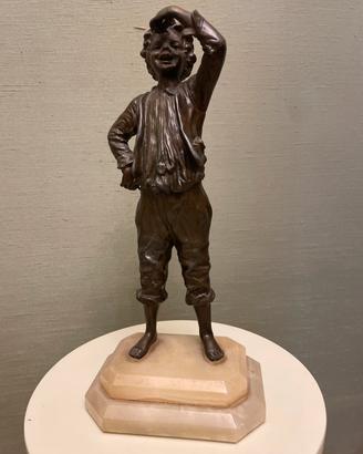 Statuetta in bronzo su base in marmo